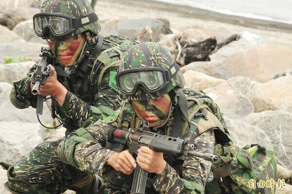 為配合「軍人撫卹條例」修法，國防部日前預告作戰死亡遺有未成年子女，每一未成年子女每月發給2萬5000元至成年為止。草案預告至13日，而施行日期由行政院定之。示意圖。（資料照）