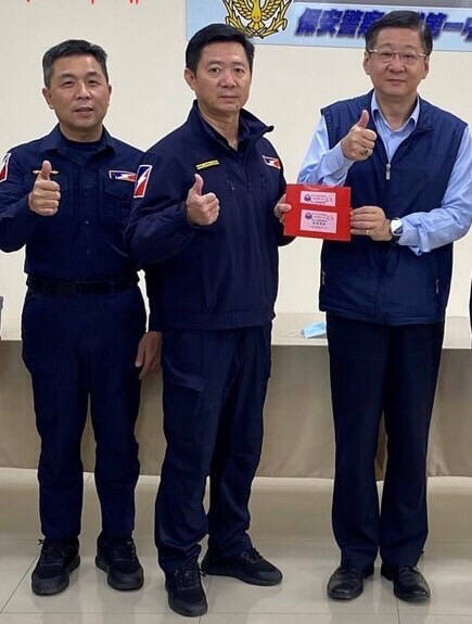 台中市保大一中小隊長陳峻玉（左一），「線上立破」毒品績效卓著。（警方提供）