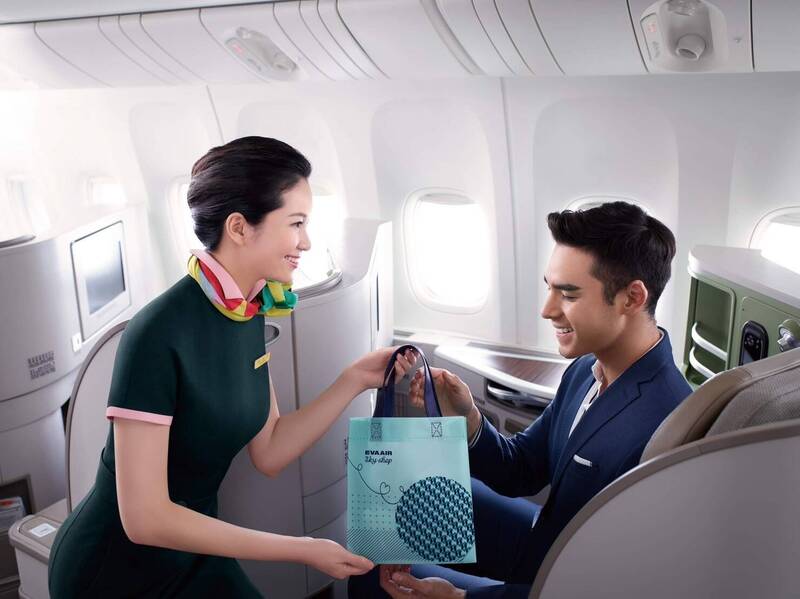 長榮航空即日起開放旅客於機上購買免稅品時,能以晶片信用卡的插卡和感應式交易,以及Apple Pay、Google Pay和Samsung Pay等行動支付服務進行付款。(長榮提供) 長榮航空即日起開放旅客於機上購買免稅品時,能以晶片信用卡的插卡和感應式交易,以及Apple Pay、Google Pay和Samsung Pay等行動支付服務進行付款。(長榮提供)