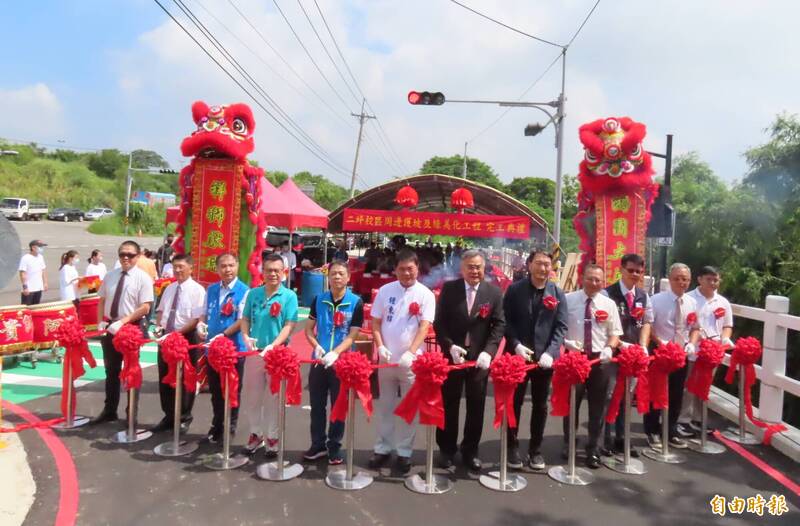 國立聯合大學二坪校區周邊護坡及綠美化工程竣工，由苗栗縣長鍾東錦（左6）及聯大校長李偉賢（左7）等人共同剪綵啟用。（記者張勳騰攝）