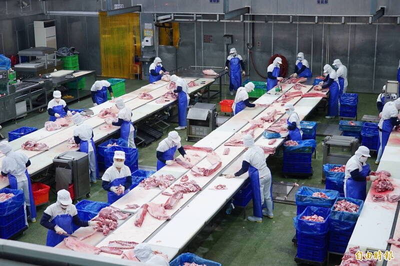 嘉一香的22噸生鮮豬肉今天正式封櫃外銷菲律賓。（記者陳彥廷攝）