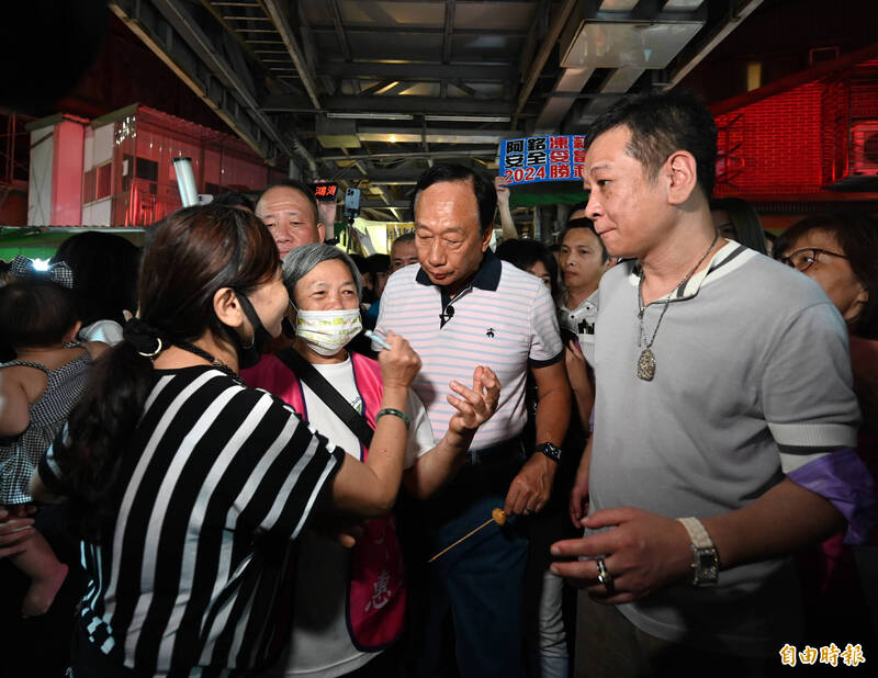 郭台銘表示，他今天在「台北偏遠一點的景美」參訪夜市，希望除了參訪美食之外，也能聽聽百姓與庶民的心聲。（記者王藝菘攝）