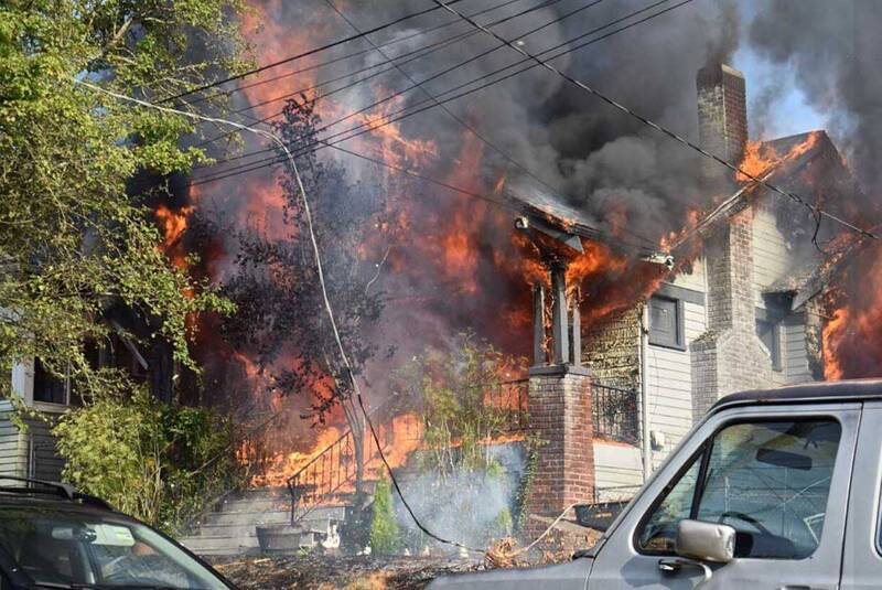 近日美国西雅图一名患有思觉失调的父亲将家门反锁，并在房屋纵火要全家一起陪葬，仅有11岁的大女儿露露成为倖存者。（图撷取自脸书@Seattle Fire Department）(photo:LTN)