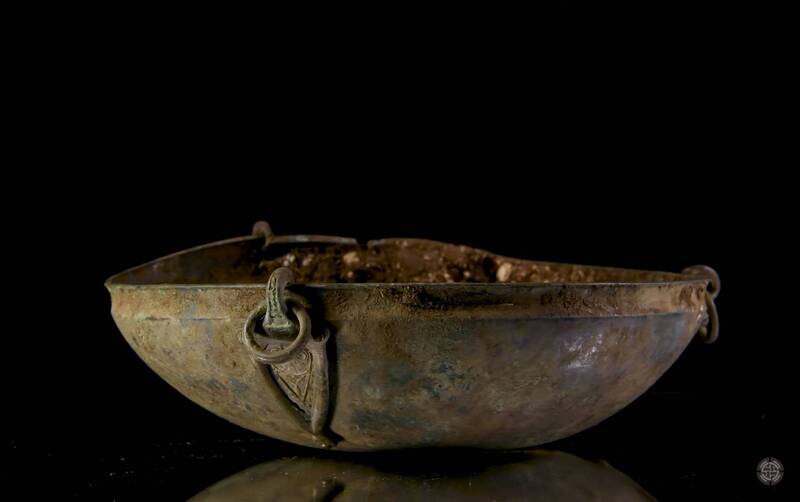 「盎格魯撒克遜銅合金懸碗」（Anglo-Saxon Bronze Hanging Bowl），日前在拍賣會上以3萬6400英鎊（約新台幣141萬）售出。（圖擷取自Timeline Auctions Ltd YouTube）