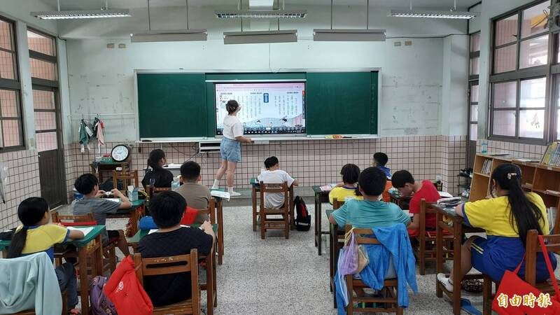 已經開學第2週，基隆市約有200位代理教師仍未領到薪水。基市府教育處11日表示，因為尚未收到中央補助款，教育處改預借市府預算，拚本週撥入學校發薪水。（記者俞肇福攝）