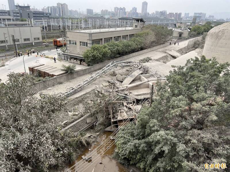 東南水泥廠區去年4月1日槽體倒塌，導致高鐵、台鐵一度停駛，包商李姓、葉姓、林姓等3人緩刑起訴處分1年。（資料照，記者李惠洲攝）