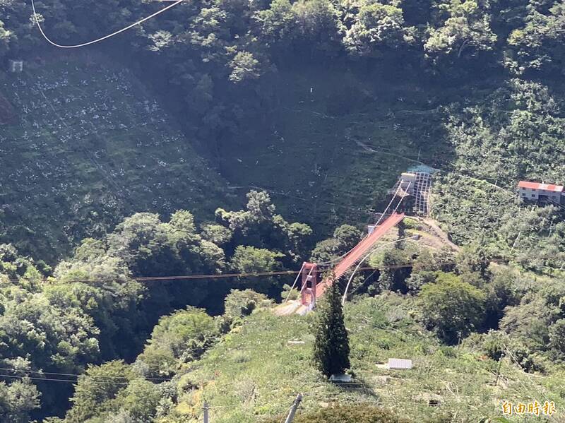 新建好的環山吊橋在二座山頭之間，興建難度非常高。（記者唐在馨攝）