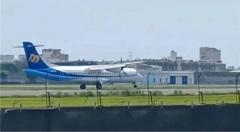 華信班機平安降落高雄機場。（取自臉書社團「 高雄機場航空器資訊交流」）