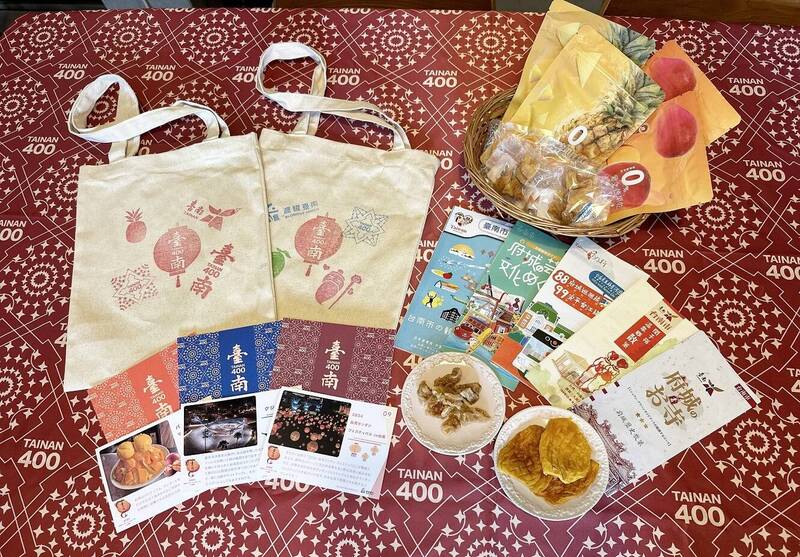 台南市參加日本最大規模台灣文化祭「TAIWAN PLUS」，「臺南400」主題展攤將發送舊來發古早栟餅等宣傳小物。（圖由南市觀旅局提供）