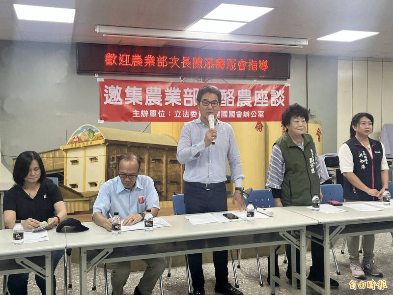 立委劉建國（中）表示，農業部應儘速成立「酪農基金」，以保障並提升本土酪農的競爭力。（記者林旻臻攝）