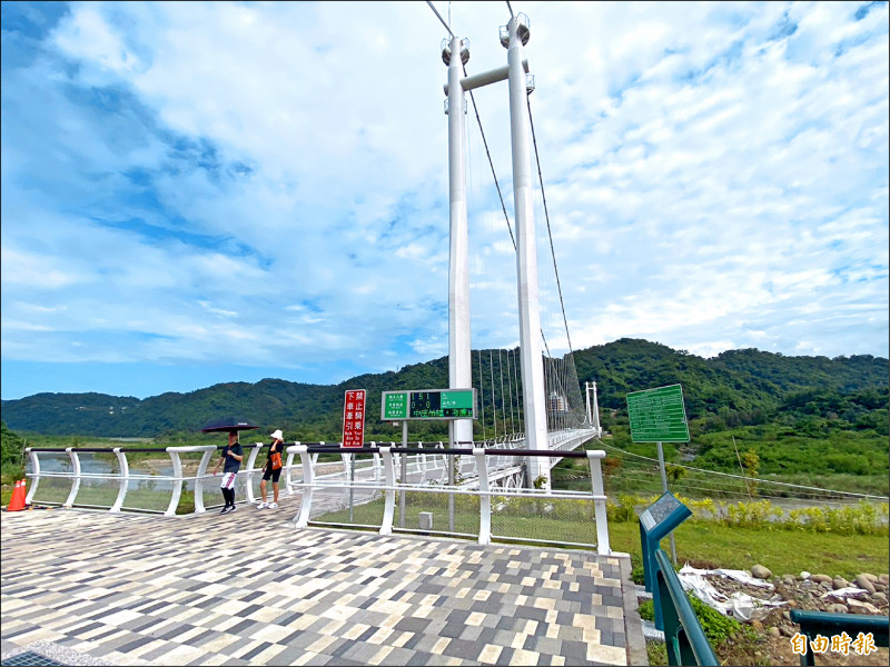 桃園市「中庄吊橋」人流、風速監測系統的電子看板，日前被遊客發現「橋上人數」當下明明不到二十人，螢幕數字卻是一百五十人，質疑設備失準、維管不良。（記者李容萍攝）