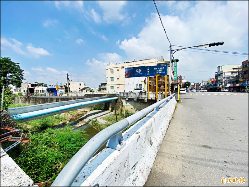 為解決彰化市東區彰南路無路外停車場，當地里長透過民代向縣府爭取大竹排水溝加蓋停車場 。（記者張聰秋攝）