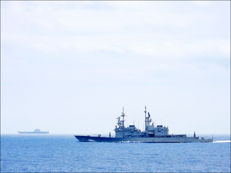 海軍基隆軍艦監控中國航空母艦山東號畫面。（國防部提供）