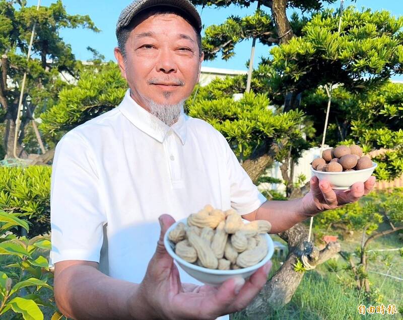 今是農曆7月30日「鬼門關」的日子，民俗專家廖大乙建議民眾可準備帶殼桂圓及花生，具有金蟬脱殼的轉運吉祥寓意。（記者謝介裕攝）