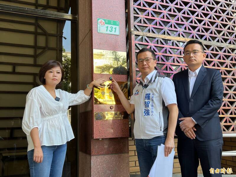 國民黨立委參選人羅智強（中），今向台北地檢署告發農業部長陳吉仲涉瀆職等罪，不過其公布的「證據」，只有「網路資料」及「新聞報導」。（記者錢利忠攝）