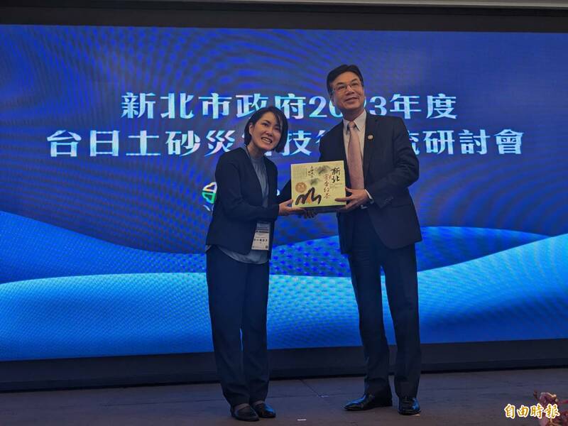 新北市府農業局今日舉行「台日土砂災害技術交流研討會」,副市長劉和然(右)致贈禮品給靜岡縣在台辦事處長市川美奈子(左)。(記者黃子暘攝) 新北市府農業局今日舉行「台日土砂災害技術交流研討會」,副市長劉和然(右)致贈禮品給靜岡縣在台辦事處長市川美奈子(左)。(記者黃子暘攝)