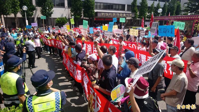 台中港400名漁民齊聚台中港務分公司陳情。（記者張軒哲攝）