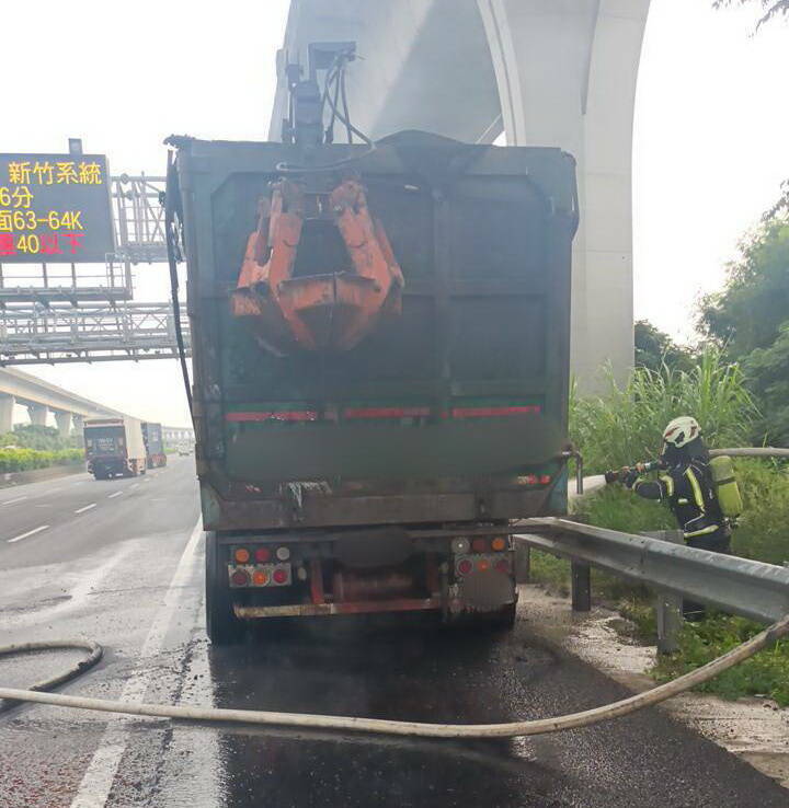 徐姓男子駕駛的營半聯結車在國道1號南下桃園市路段發生火燒車意外。（警方提供）