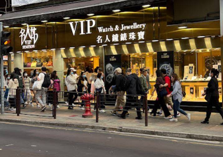 香港尖沙咀廣東道「名人站」的店鋪，於11日遭遇了一起搶案，搶匪共偷走了20支名錶，總價值達千萬台幣。（圖擷取自Google Map）