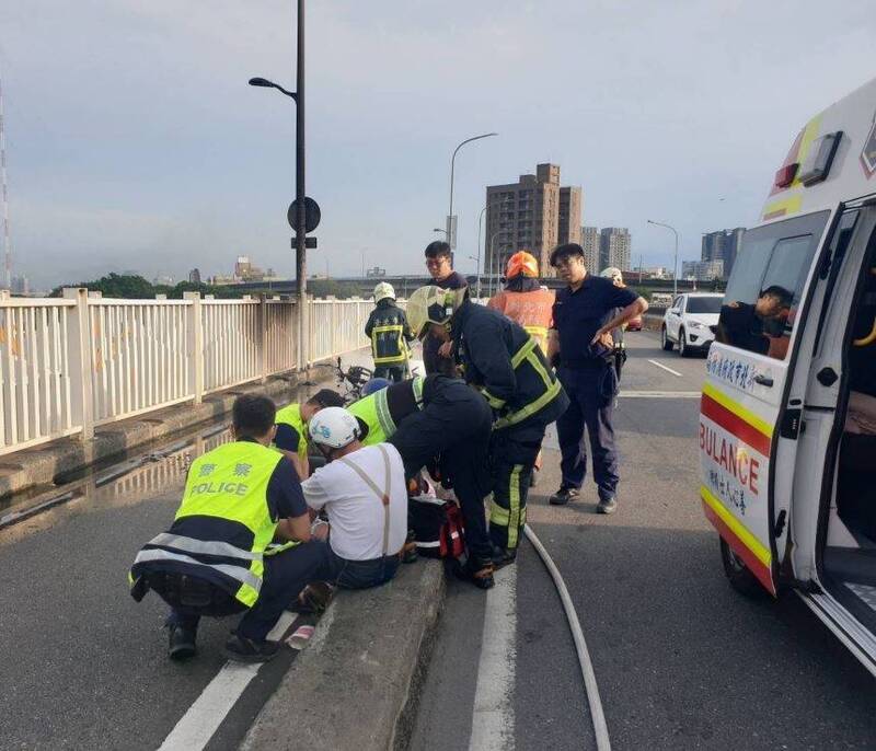 台北華中橋上發生機車追撞事故，警消協助傷者送醫。（記者劉慶翻侯攝）