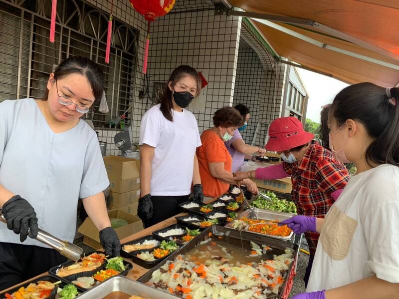 「小螞蟻行善團」四處義煮素食，幫助弱勢。（黃曉思提供）