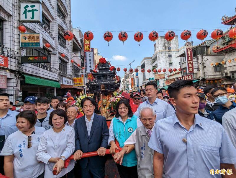 副總統賴清德（左三）今參加嘉義城隍廟「城隍夜巡諸羅城」活動，與嘉義市長黃敏惠（左二）、立委王美惠（左四）、嘉市議員張秀華（左一）等人扶轎。（記者王善嬿攝）