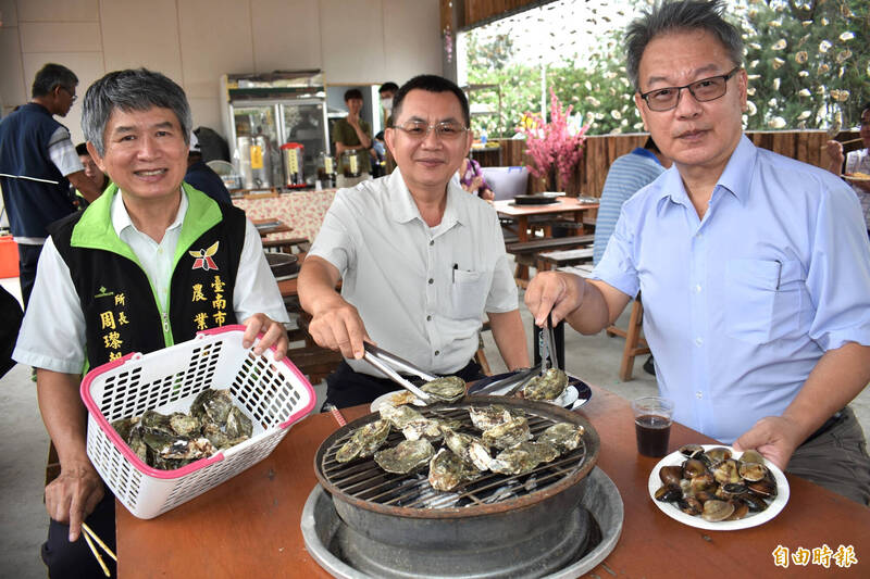 將軍漁港趣的烤蚵美味。（記者楊金城攝）