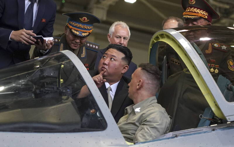 北韩领导人金正恩（中）今日在俄国高层的陪同下，参访了阿穆尔河畔共青城的战机工厂。（欧新社）(photo:LTN)