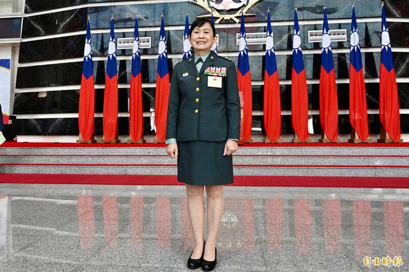 國防部政戰局長楊安中將10月1日屆齡退伍，將由陸軍司令部政戰主任陳育琳中將接任，這也是國軍史上首位女性政戰局長。（資料照，本報合成）