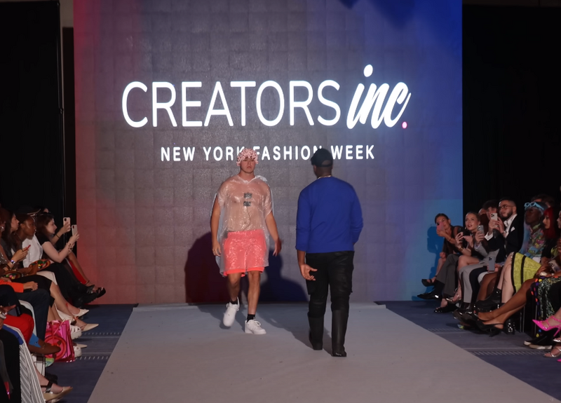 美国21岁YouTuber拜尔突然穿着怪异出现在纽约时装週的伸展台上，影片一出引发网友热议。（图片截自拜尔YouTube频道「Fred Beyer」）(photo:LTN)