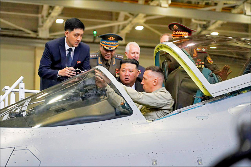 北韩领导人金正恩15日参观俄远东地区阿穆尔河畔共青城市内的军事航空工厂。（美联社）(photo:LTN)