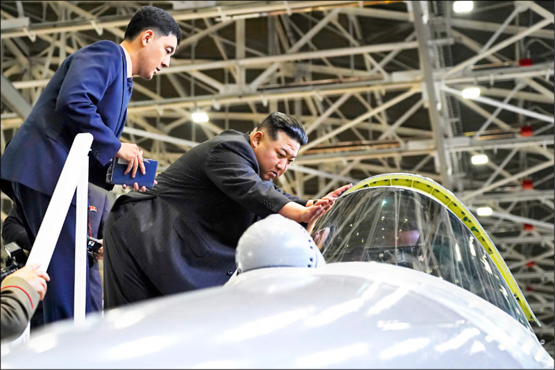 北韩领导人金正恩15日参观俄远东地区阿穆尔河畔共青城市内的军事航空工厂。（美联社）(photo:LTN)