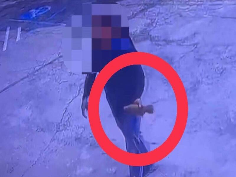 工人進行溝圳整理挖到1枚疑似未爆彈，趕緊拿到和美警分局中寮派出所報案。 （警方提供）