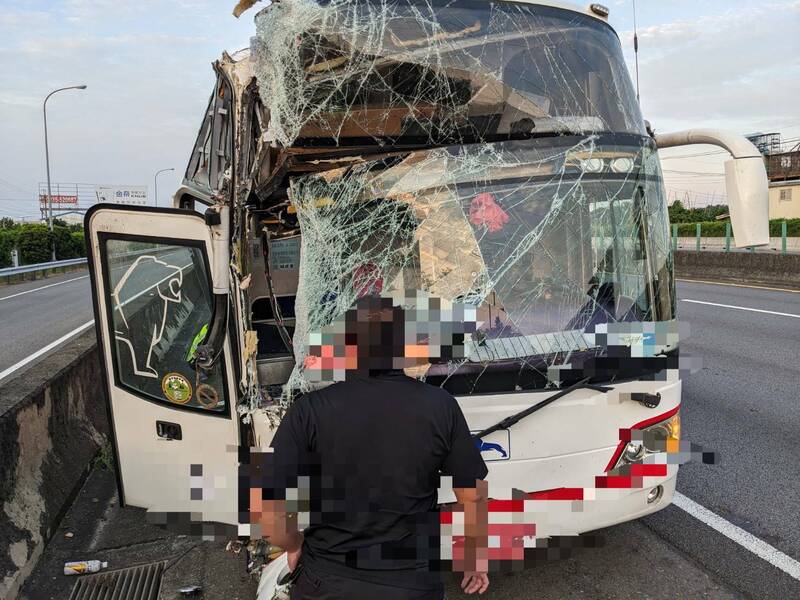 遊覽車撞上聯結車，車頭嚴重損毀。（記者張軒哲翻攝）（記者張軒哲攝）