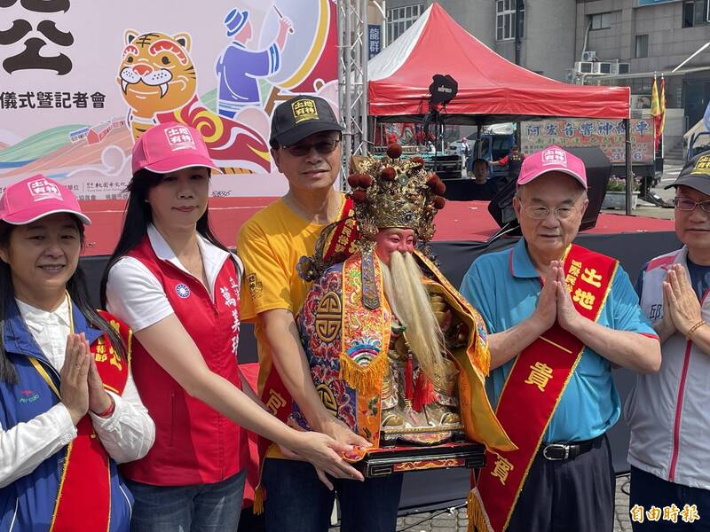 「土地公國際民俗藝術節」在桃園市政府前廣場「百神會師起駕」，共有123尊土地公會師，張善政以市長身分抱著市公參加儀式。（記者謝武雄攝）