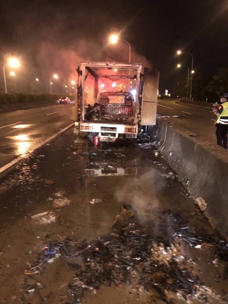 小貨車在中山高速公路起火，燒得面目全非。（民眾提供）