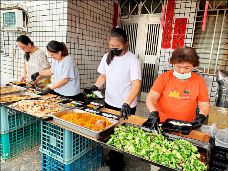 「小螞蟻行善團」為弱勢準備素食餐點。（黃曉思提供）