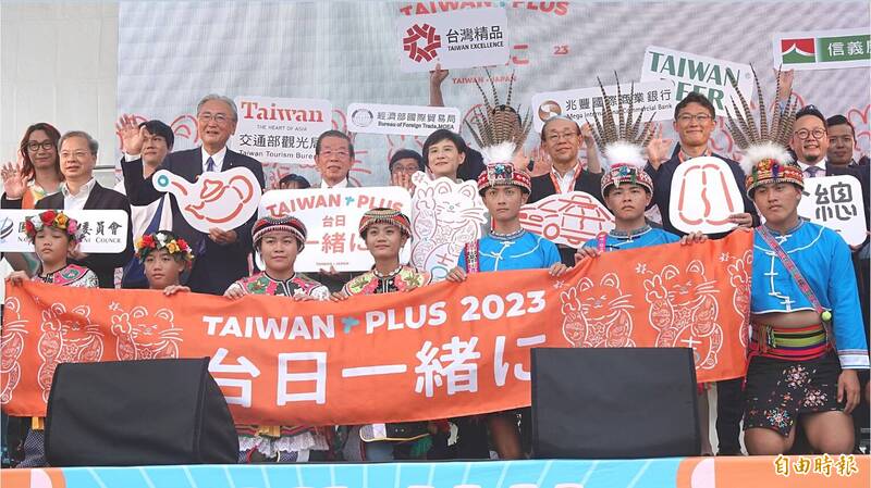 文化總會舉辦的「TAIWAN PLUS 」16日在東京上野公園開幕，文總副會長鄭麗君（後排中）、駐日代表謝長廷（後排左3）、日華懇會長古屋圭司（後排左2）及日台交流協會理事長谷崎泰明（後排右3）、自民黨青年局代理局長藤原崇眾議員（後排右2）等人出席開幕式。（記者林翠儀攝）