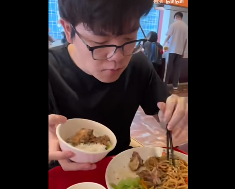 中国围棋第一人柯洁9月11日吐槽杭州亚运集训餐点难吃，影片旋即遭到下架。图为柯洁5日用餐的画面。（图撷自柯洁哔哩哔哩频道）(photo:LTN)