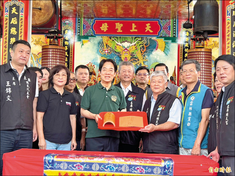 土庫順天宮正辦理修護工程,賴清德當場贊助10片磚瓦。(記者黃淑莉攝) 土庫順天宮正辦理修護工程,賴清德當場贊助10片磚瓦。(記者黃淑莉攝)