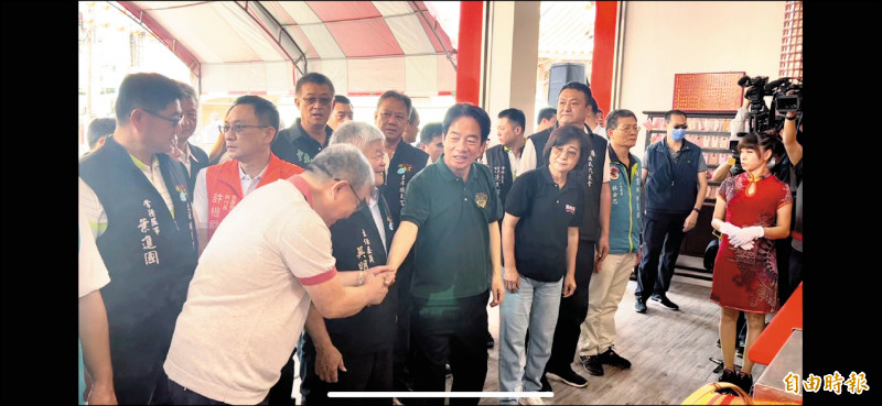 國民黨籍雲林縣議長沈宗隆,現身在民進黨籍總統參選人賴清德土庫順天宮參香現場,二人握手致意引起注目。(記者黃淑莉攝) 國民黨籍雲林縣議長沈宗隆,現身在民進黨籍總統參選人賴清德土庫順天宮參香現場,二人握手致意引起注目。(記者黃淑莉攝)