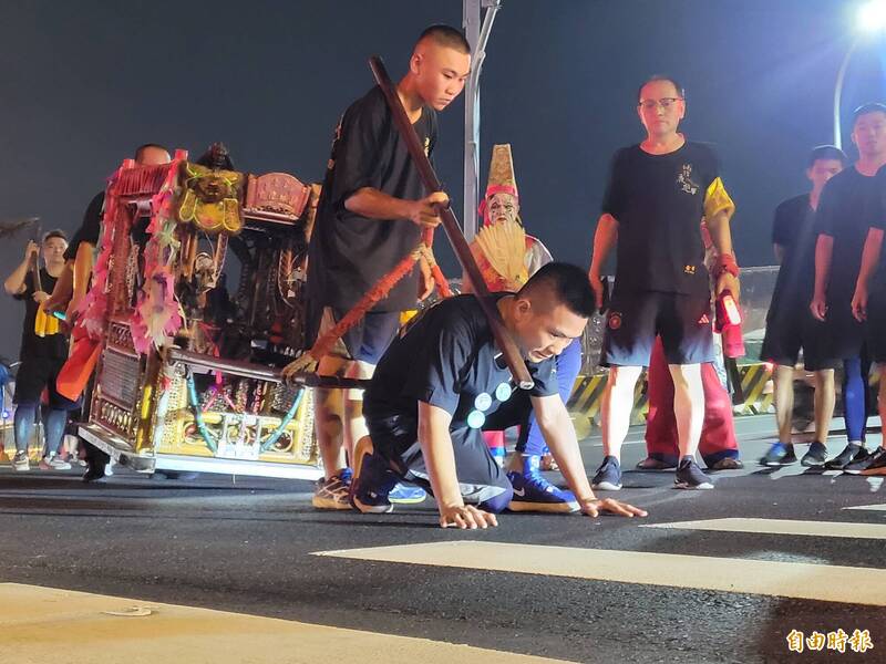 台南安平臨安橋便橋發生死亡車禍，城隍大駕特地繞行到案發現場「路祭」。（記者王姝琇攝）