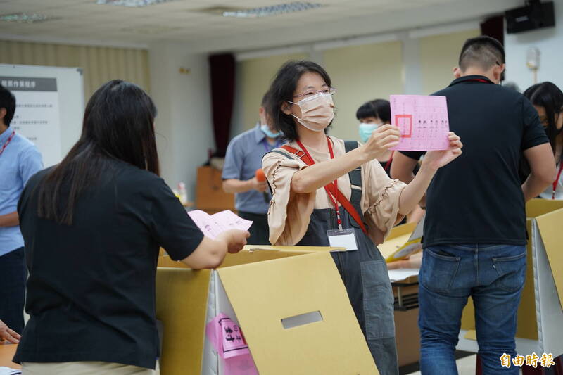 新竹縣選委會日前未雨綢繆，率先演練大選時萬一碰到投票狀況百出該怎麼因應。（記者黃美珠攝）