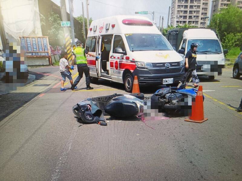 台中葉姓女子和洪姓女子騎機車在太平新平路1段279巷口相撞，兩輛機車共4人都受傷送醫。（記者陳建志翻攝）