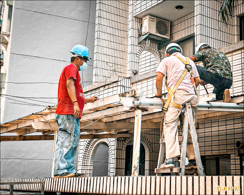 民眾黨總統參選人柯文哲新竹市的老家五樓被查報違建，柯媽何瑞英昨天自請工人拆除鐵皮。（記者洪美秀攝）