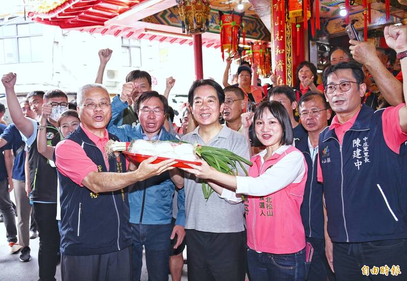 副總統賴清德17日前往台北市中庄仔福德宮參拜，並接受廟方致贈吉祥物。（記者方賓照攝）