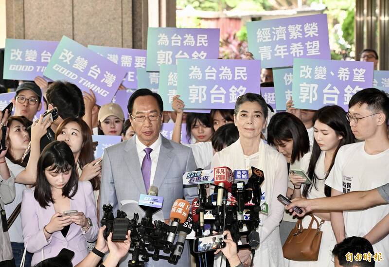 獨立總統參選人郭台銘（前排左二）與副總統參選人搭檔賴佩霞（前排右二）17日到中選會遞交連署登記申請書；前排右一為競辦發言人黃士修。（記者羅沛德攝）