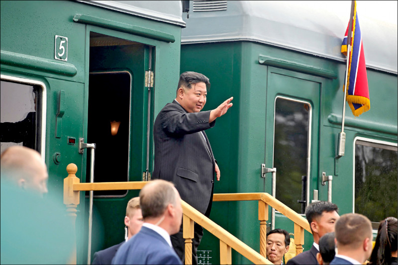 北韩领导人金正恩十七日结束对俄罗斯的访问，搭乘装甲列车离开俄国阿尔乔姆车站。（路透）(photo:LTN)