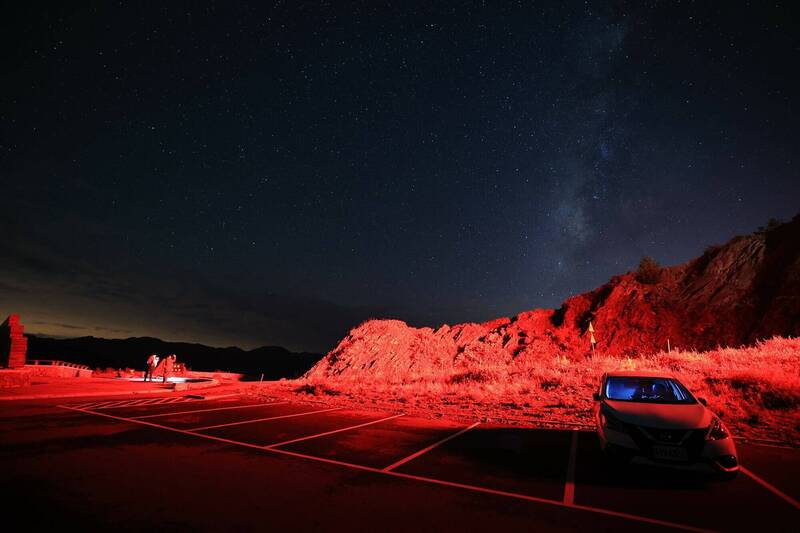 合歡山昆陽停車場遭投訴夜間紅通通，嚴重影響觀星品質。（許姓民眾提供）