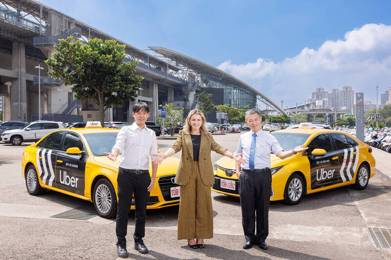 Uber台灣總經理楊麗達(Margarita Peker)(中)跟新進大車隊游文明(右)、紅帥衛星車隊陳立棠(左)今天攜手宣布,「優步小黃」今天起在大新竹上線。(Uber 提供) Uber台灣總經理楊麗達(Margarita Peker)(中)跟新進大車隊游文明(右)、紅帥衛星車隊陳立棠(左)今天攜手宣布,「優步小黃」今天起在大新竹上線。(Uber 提供)